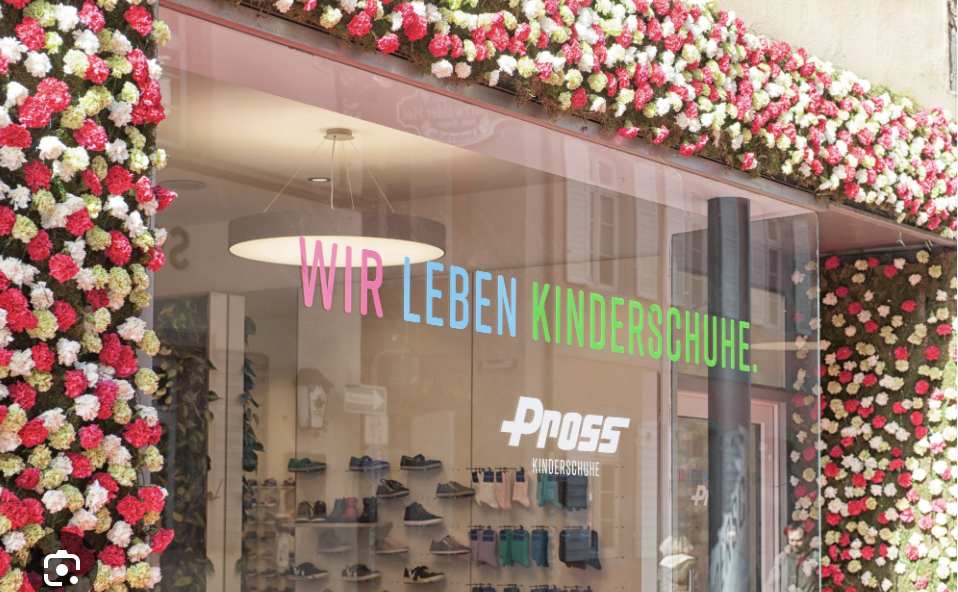 Schaufenster Pross Kinderschuhe mit Blumendekoration